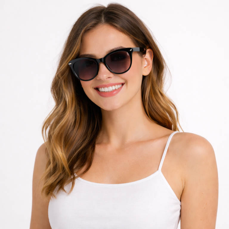 Szopy.pl - Moda odzież na miarę twoich oczekiwań Młoda uśmiechnięta kobieta w damskich okularach przeciwsłonecznych na białym tle – Szopy.pl